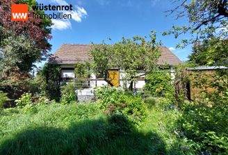 Hausansicht mit Garten