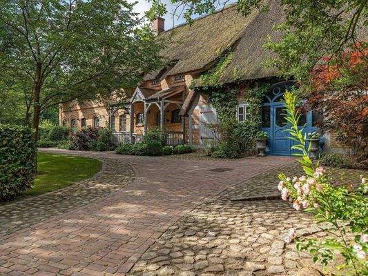 Vorderansicht des Haupthauses mit Altbau 