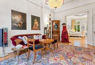 Wohnzimmer mit hohen Decken und einzigartigem Stuck 