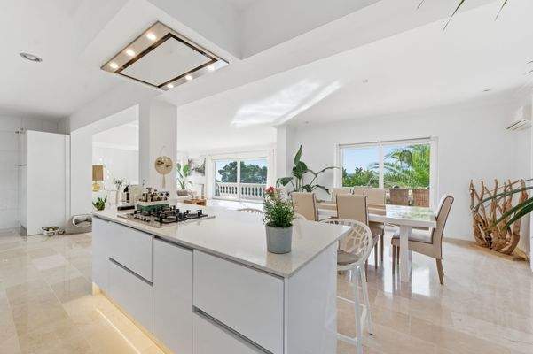 Open kitchen in villa in Costa d'en Blanes