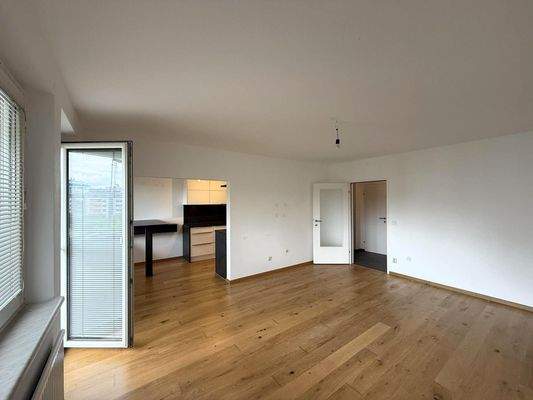 Wohnzimmer mit angeschlossenem Balkon und Küche