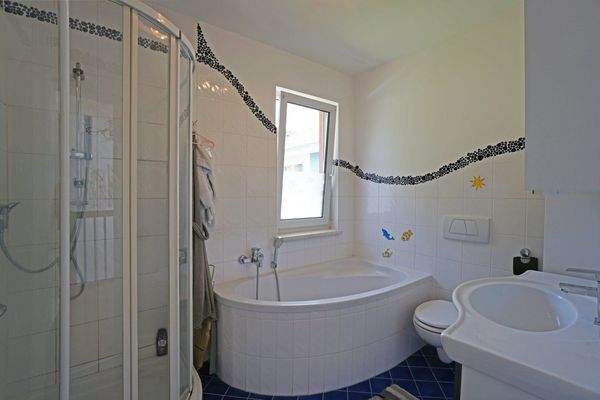 Familienbad mit Fenster, Wanne, Dusche, Waschtisch und WC