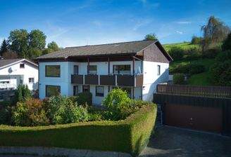 Hausansicht mit Garten