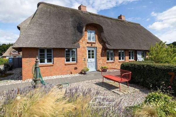 Südseite mit Garten und eigenem Brunnen