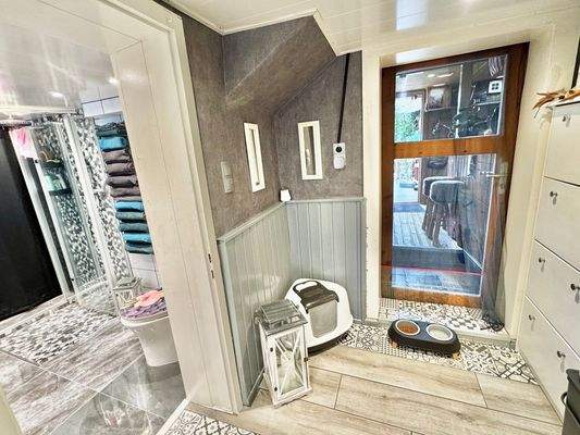 Flur EG mit Durchgang zum Partyraum