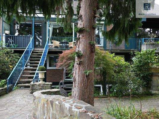 Blick von Brücke auf Haus