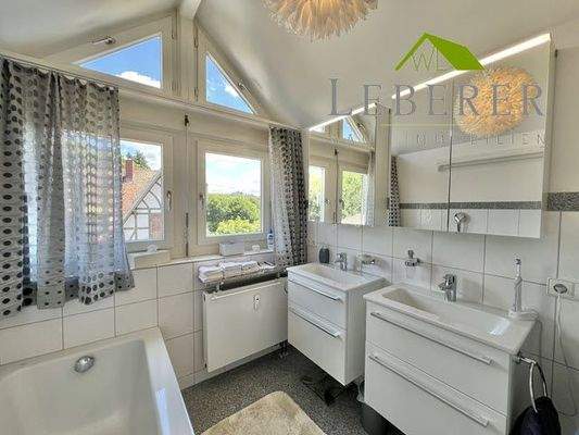 Großes, lichtdurchflutetes Bad DG