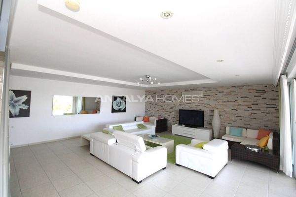 4-Bedroom Triplex Villa with Pool in Antalya