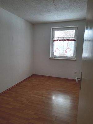 Leeres Zimmer mit Fenster