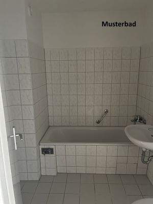 Musterbad mit Badewanne, weißen Sanitärobjekten, hellen Fliesen und Waschmaschinenanschluss