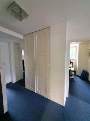 Teilansicht des Flurs im Dachgeschoss - Wandschran