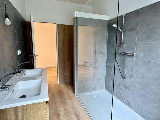 Duschbad mit Anschluss für Waschmaschine und Trockner