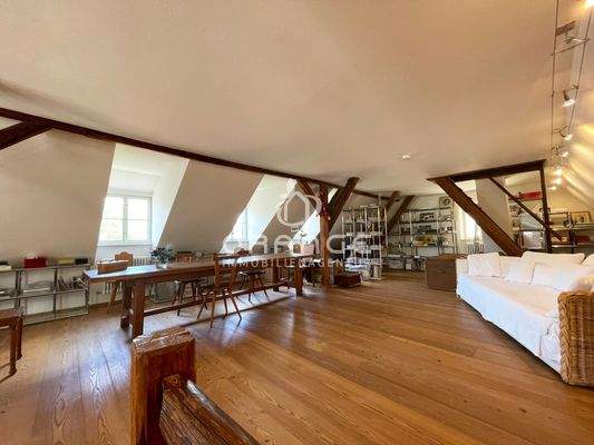 ...ins riesige Dachstudio