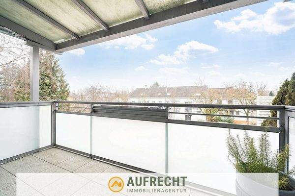 großer, sonniger Balkon 