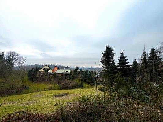 Blick in den Ort mit Kirche