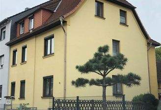 Haus von vorn mit Zufahrt