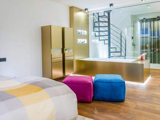 Badewanne mit Einbaumöbeln