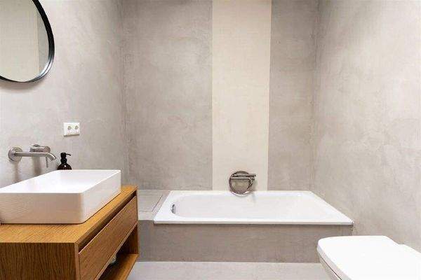 Bad 1 mit Wanne und Oberlicht