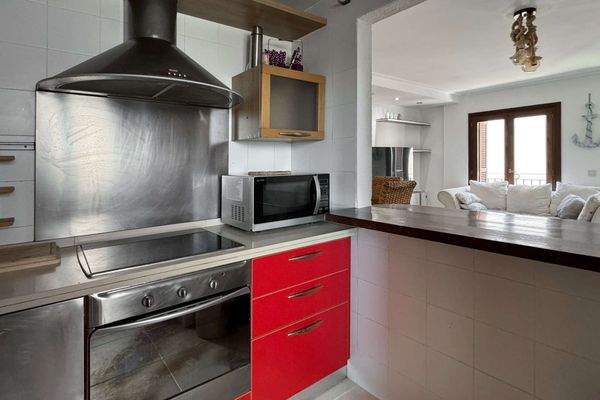 Küche mit Durchreiche zum Wohnzimmer