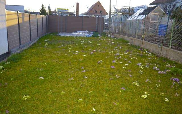 eigener Garten mit Terrasse