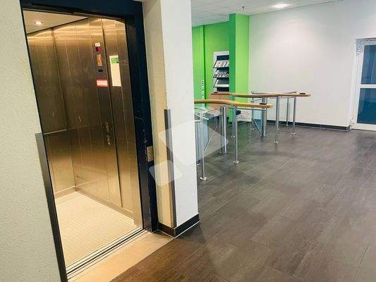 Aufzug im Eingangsbereich