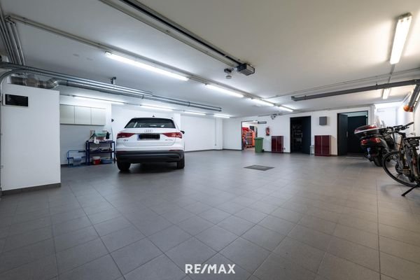 Große Garage mit E-Ladestation