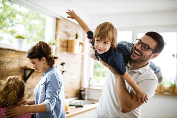 Familienfreude im hellen Neubau.jpg