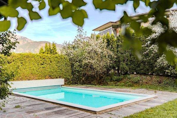 Der 8 x 4 m große Pool lädt zur Abkühlung ein