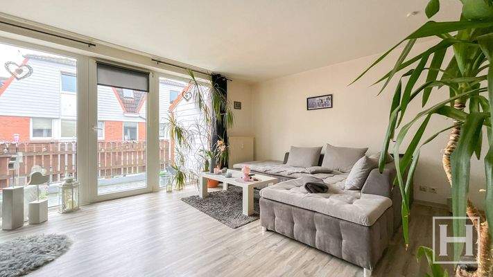 Gemütliche Sitzecke mit Zugang zum Balkon