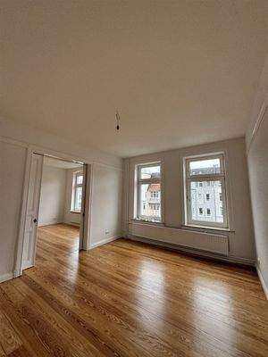 Wohnzimmer (Zimmer 2) mit Durchgang