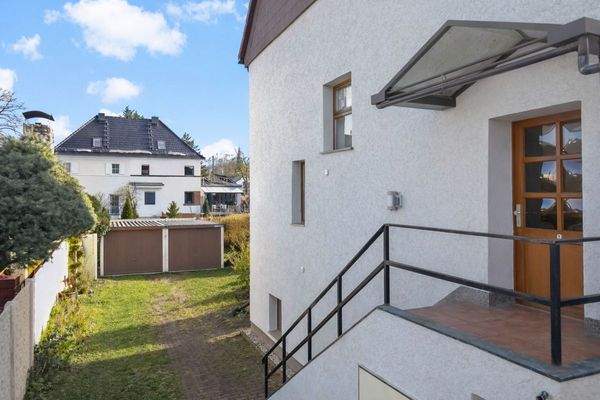 Hauseingang und -einfahrt