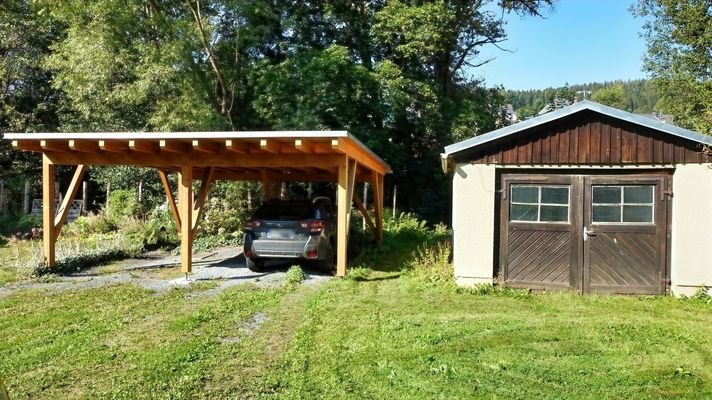 Carport und Garage