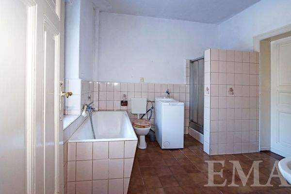 Bad mit Badewanne und Dusche