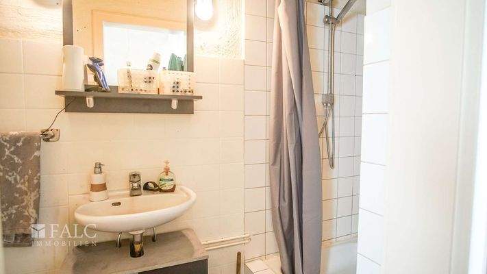 Kleines Bad mit Dusche