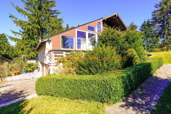 Modernes Haus im Grünen