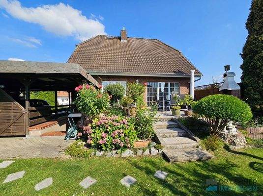 Blick vom Garten mit Terrassen- und Kellerzugang