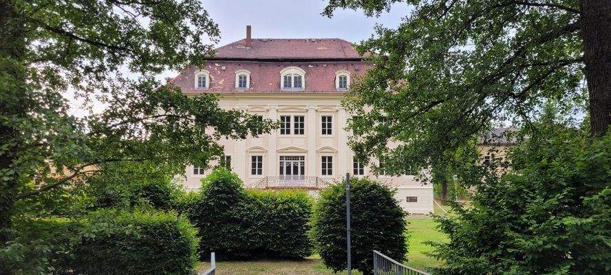 Schloss in unmittelbarer Nachbarschft.jpg