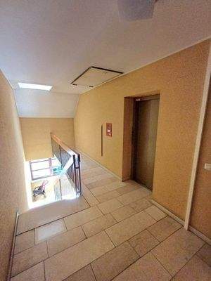 Treppenhaus mit Aufzug