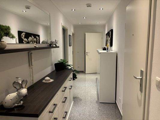 Moderner, großzügiger Flur