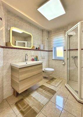 Gäste-WC mit Dusche