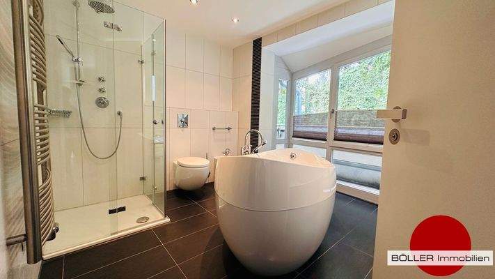 Modernes Bad mit Fenster!