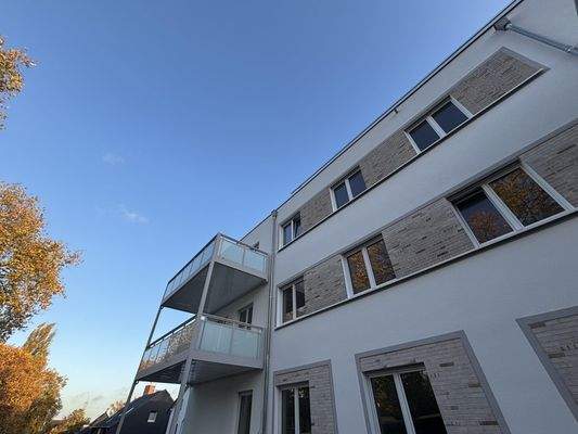 Hausansicht von vorne - Balkone in Süd-West Ausrichtung