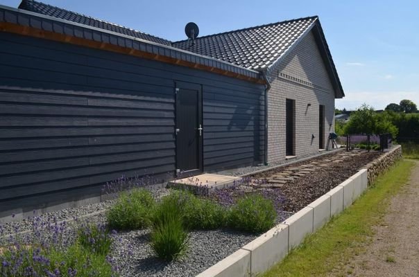 Westansicht mit Carport und Abstell.jpg