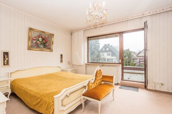 Schlafzimmer im Obergeschoss mit Balkon