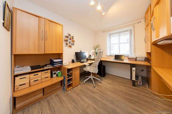 Einheit im Obergeschoss: ruhiges Arbeitszimmer