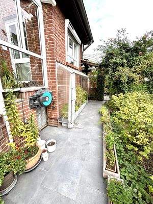 Durchgang zur überdachten Terrasse