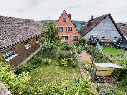 Blick in den Garten mit Werkstattflügel