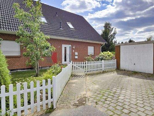 Eingangsbereich Vorplatz mit Garage