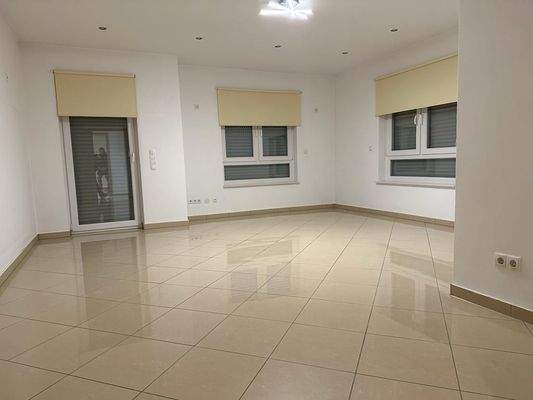 Traumhafte, frisch renovierte Wohnung mit Balkon und eigenem Stellplatz in bester Lage.