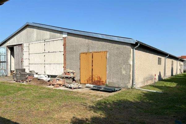 Seitenansicht mit hinterer Einfahrt